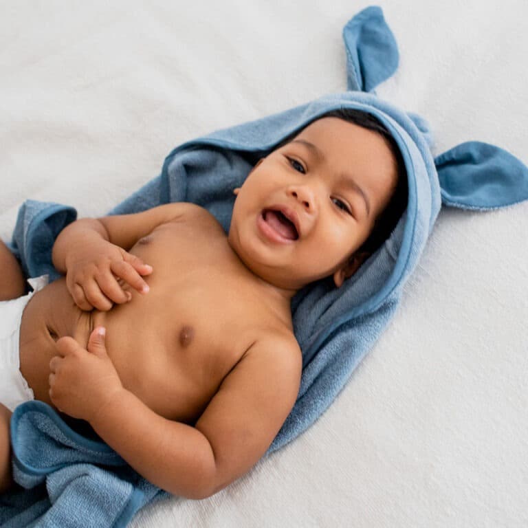une cape de bain bleu Bibs, ambiance