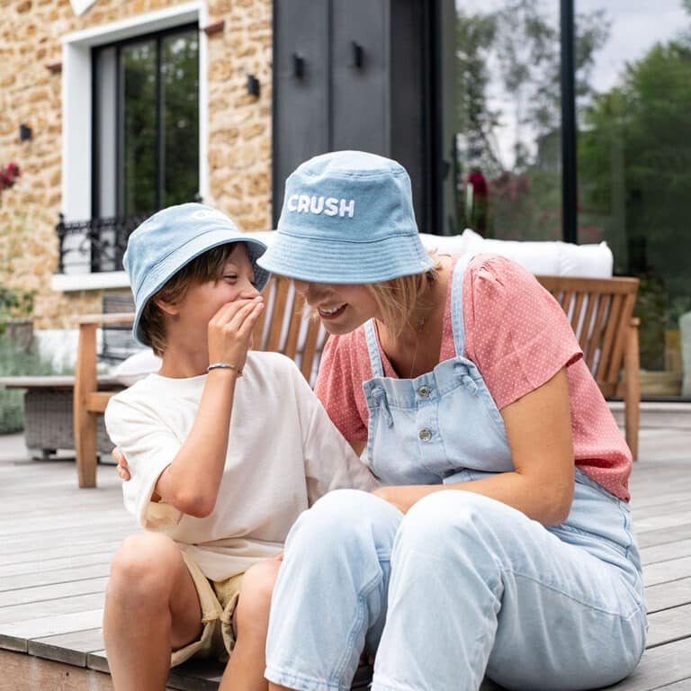 bob adulte et enfant crush chamaye porté par femme et petit garçon