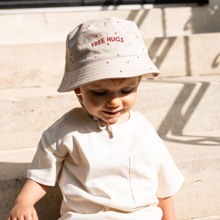bob enfant réversible coeurs free hugs chamaye porté par petit garçon