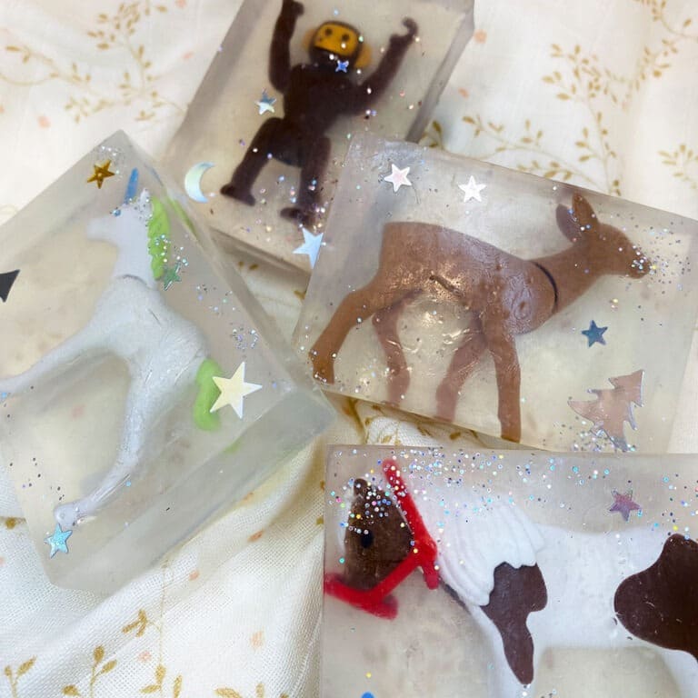 un savon pour les mains avec une figurine, ambiance