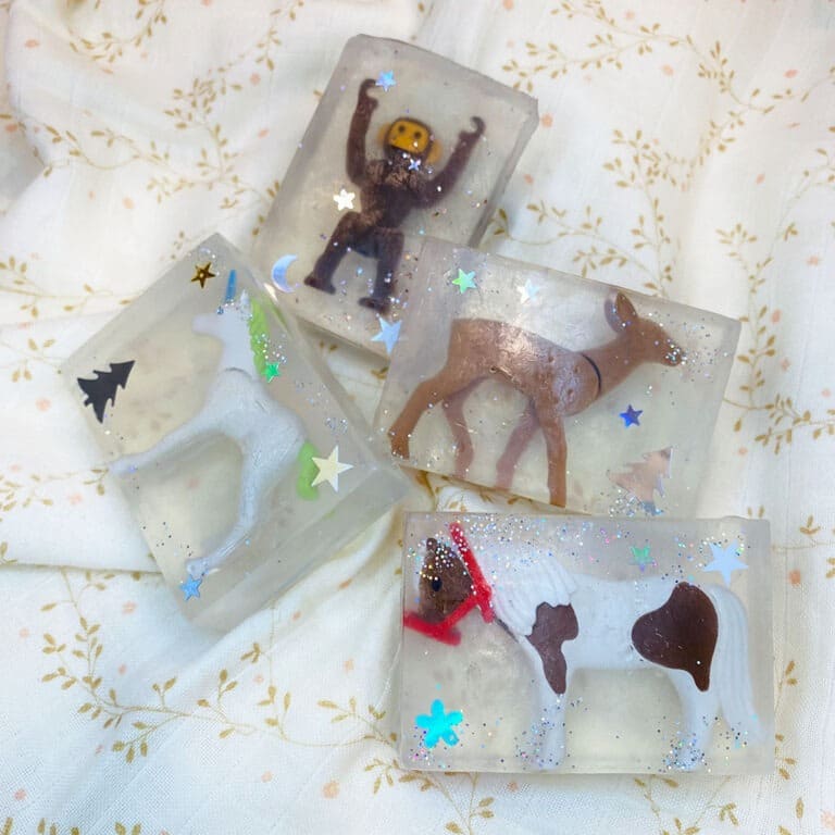 un savon pour les mains avec une figurine, ambiance