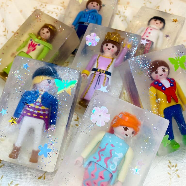 un savon pour les mains avec une figurine, ambiance