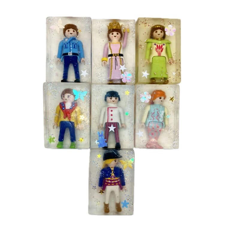 un savon pour les mains avec une figurine, vue de face sur fond blanc