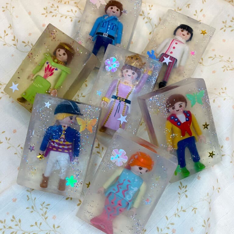 un savon pour les mains avec une figurine, ambiance