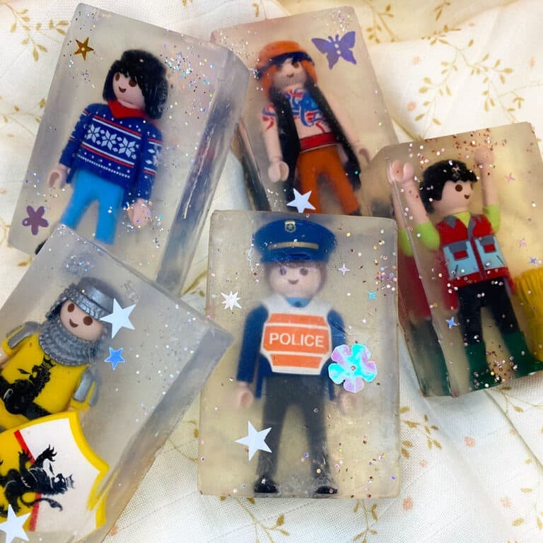 un savon pour les mains avec une figurine, ambiance