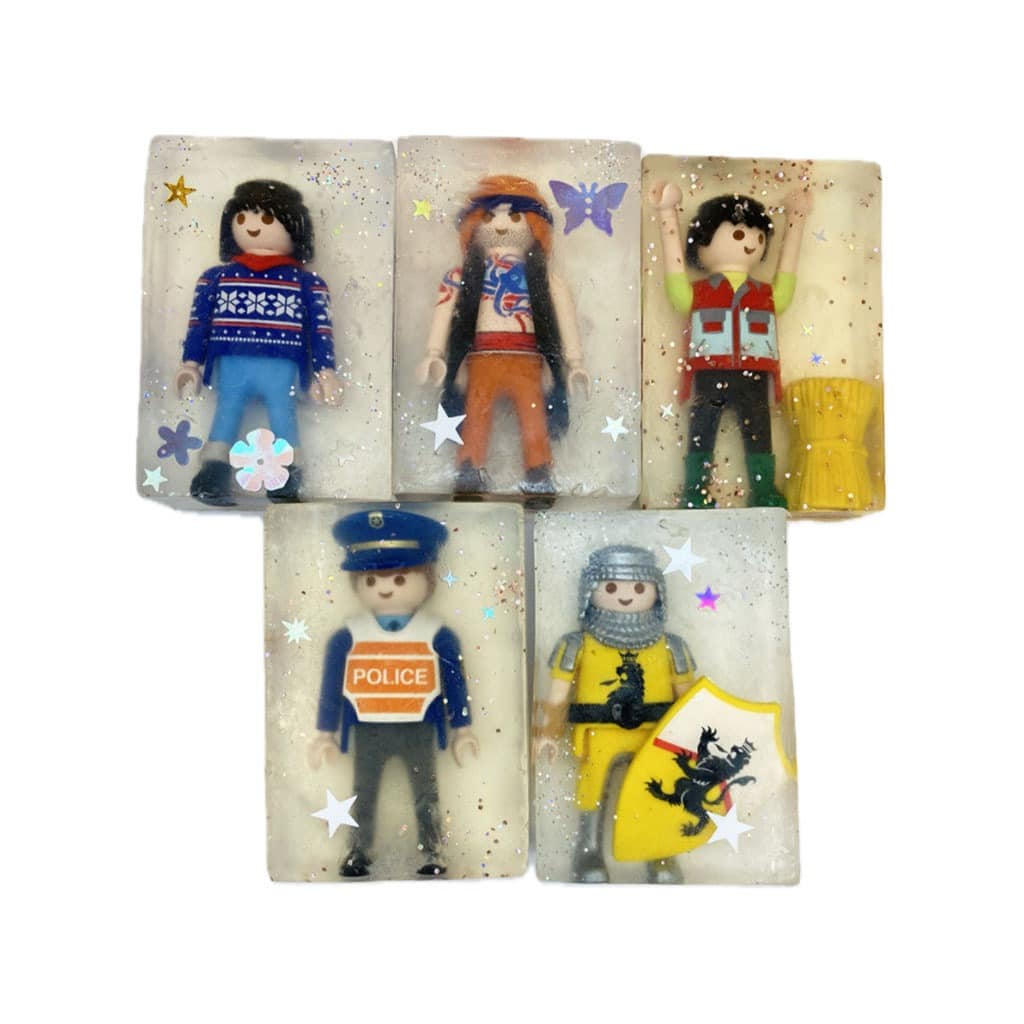 un savon pour les mains avec une figurine, vue de face sur fond blanc