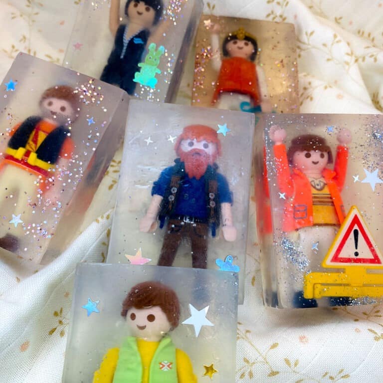 un savon pour les mains avec une figurine, ambiance