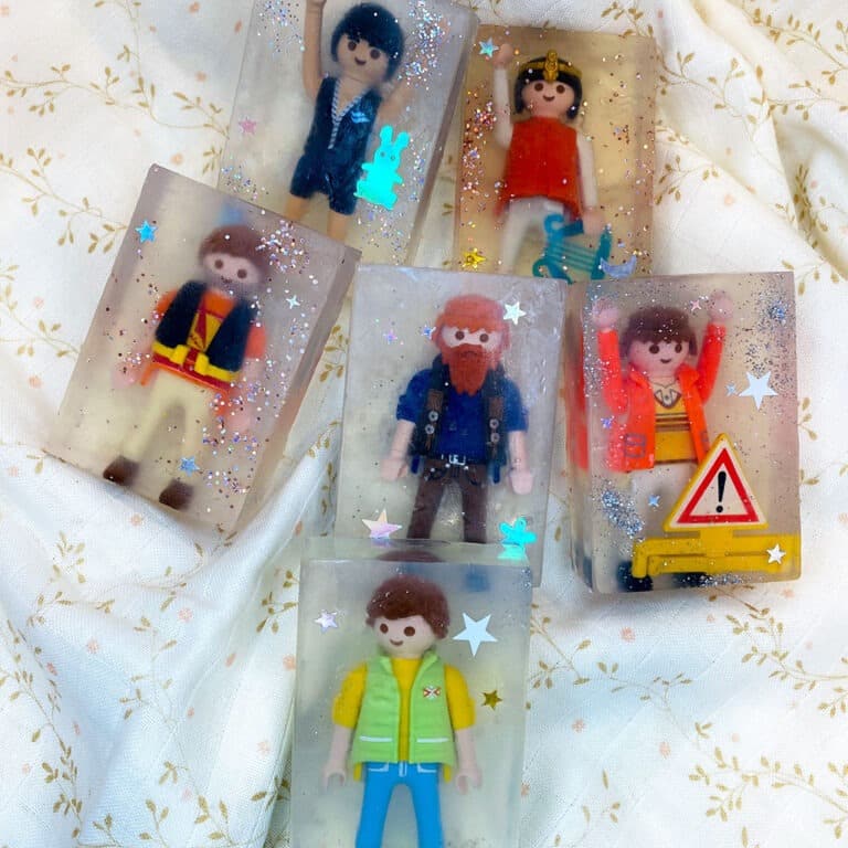 un savon pour les mains avec une figurine, ambiance