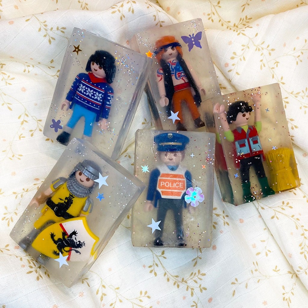 un savon pour les mains avec une figurine, ambiance