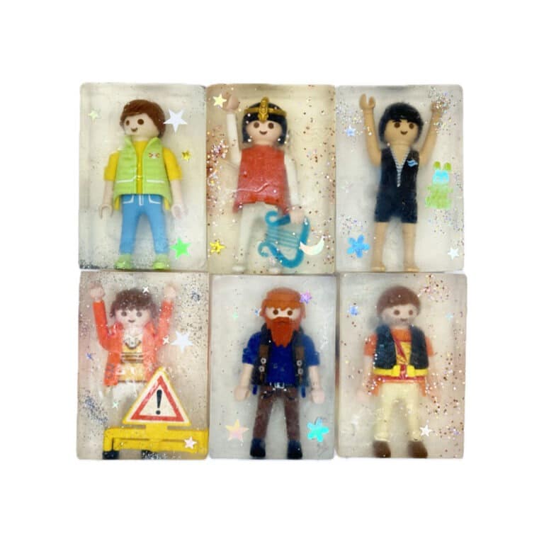 un savon pour les mains avec une figurine, vue de face sur fond blanc