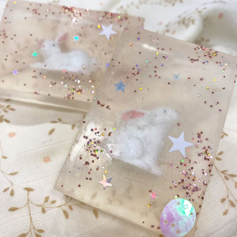 un savon pour les mains avec une figurine, ambiance