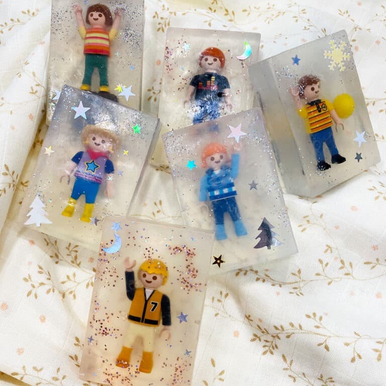 un savon pour les mains avec une figurine, ambiance