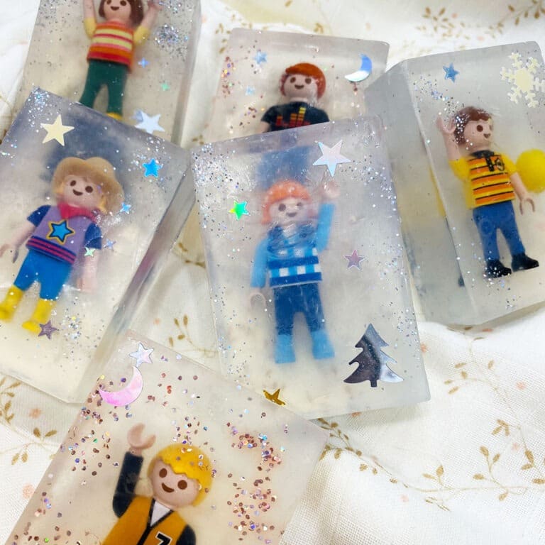 un savon pour les mains avec une figurine, ambiance