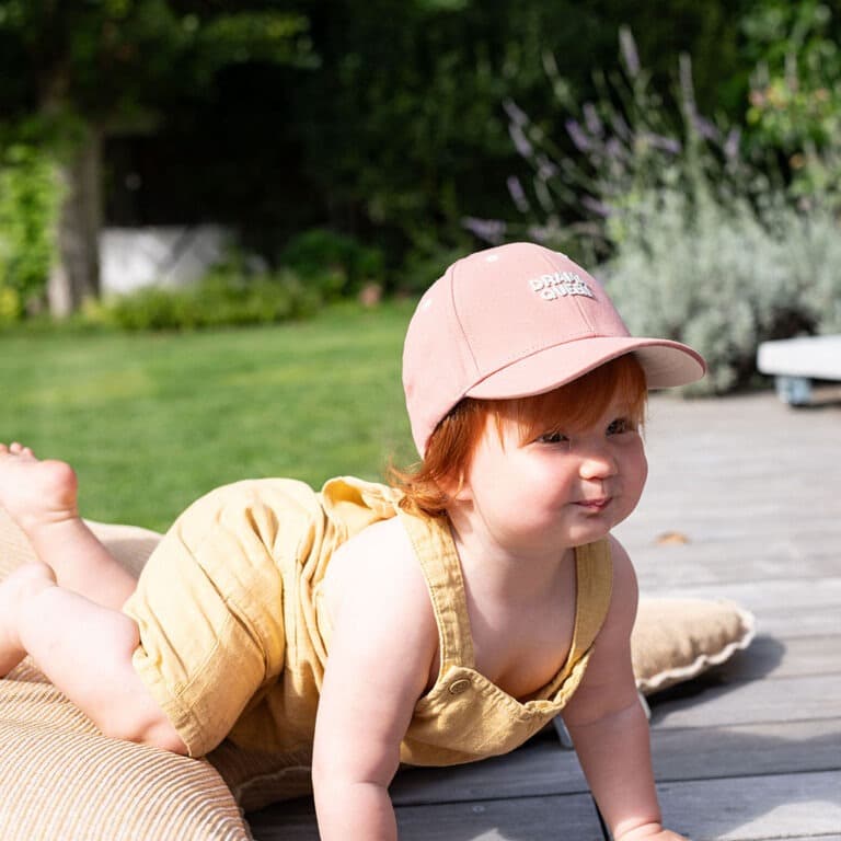 une casquette enfant "Drama Queen" Chamaye, portée