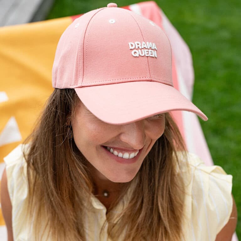 une casquette adulte "Drama Queen" Chamaye, portée