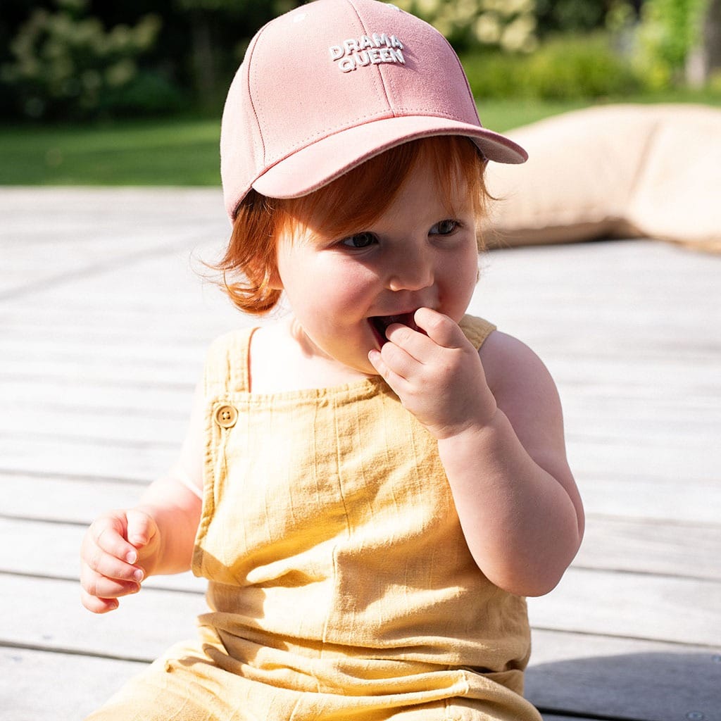 une casquette enfant "Drama Queen" Chamaye, portée