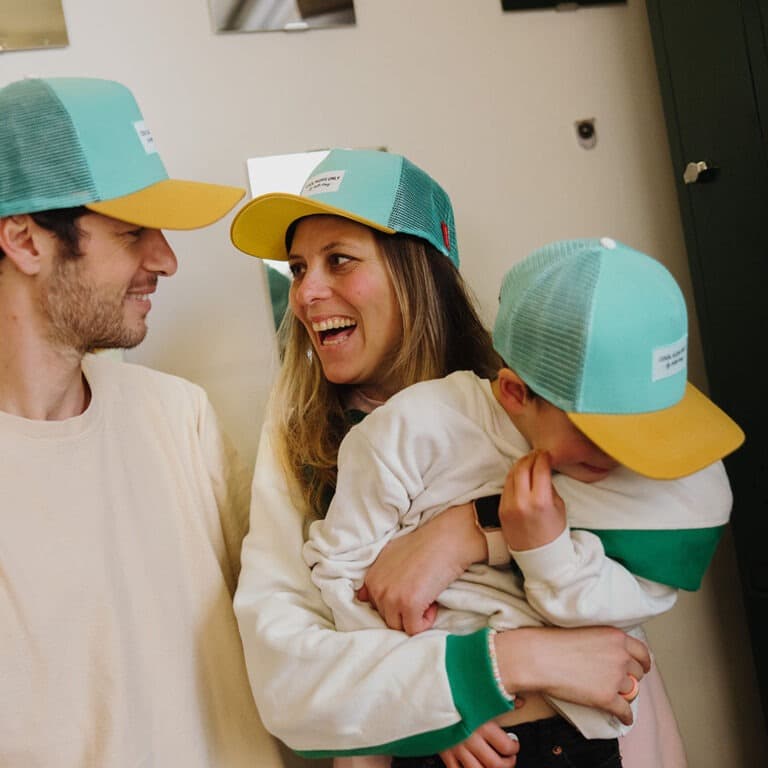 une casquette enfant mini agave Hello hossy, portée
