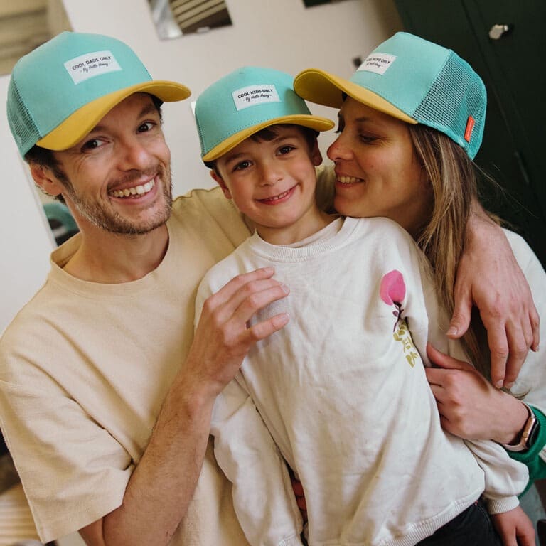 une casquette enfant mini agave Hello hossy, portée