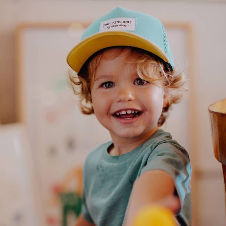 une casquette enfant mini agave Hello hossy, portée