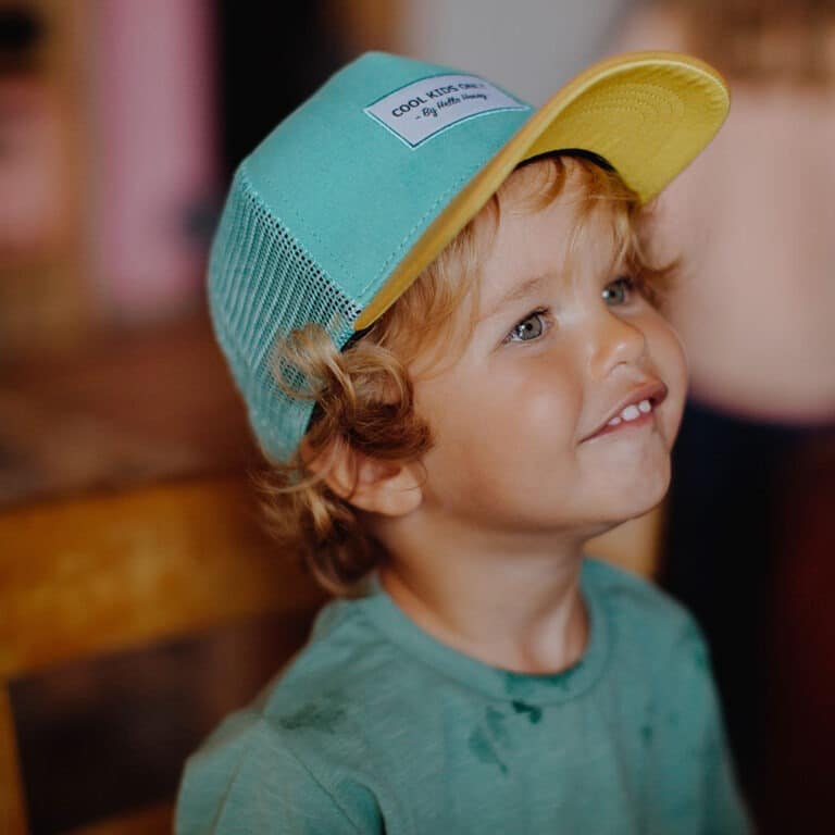 une casquette enfant mini agave Hello hossy, portée