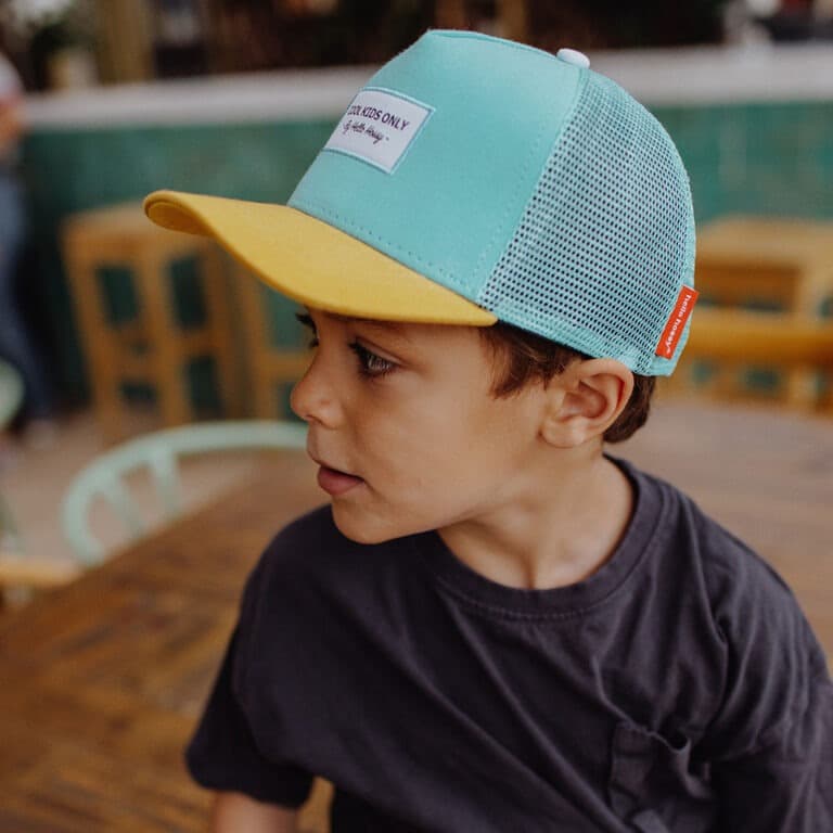une casquette enfant mini agave Hello hossy, portée
