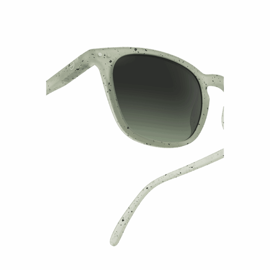 Ces lunettes de soleil junior #E "dyed green" ont un design original et tendance ainsi que des branches flex.