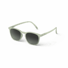 Ces lunettes de soleil junior #E "dyed green" ont un design original et tendance ainsi que des branches flex.