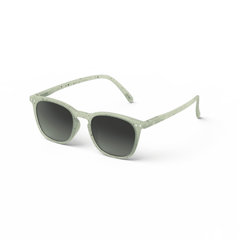 Ces lunettes de soleil junior #E "dyed green" ont un design original et tendance ainsi que des branches flex.