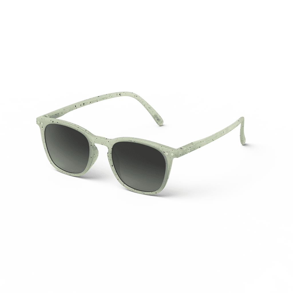 Ces lunettes de soleil junior #E "dyed green" ont un design original et tendance ainsi que des branches flex.