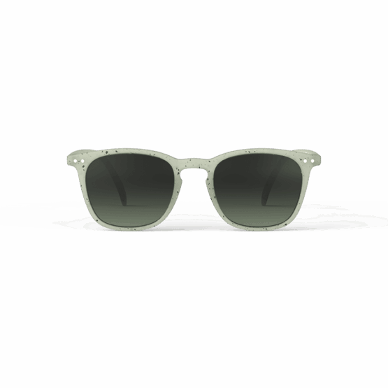Ces lunettes de soleil junior #E "dyed green" ont un design original et tendance ainsi que des branches flex.