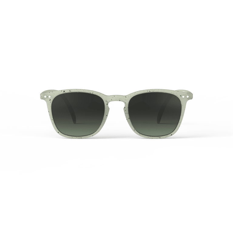Ces lunettes de soleil junior #E "dyed green" ont un design original et tendance ainsi que des branches flex.