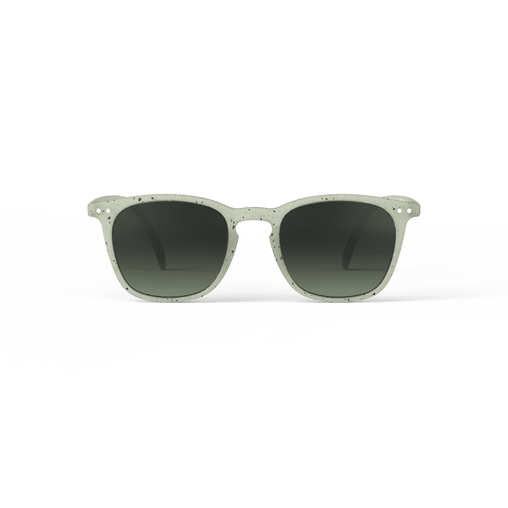Ces lunettes de soleil junior #E "dyed green" ont un design original et tendance ainsi que des branches flex.