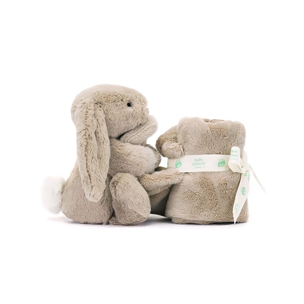 un doudou lapin et sa mini couverture Jellyact, vue de côté sur fond blanc