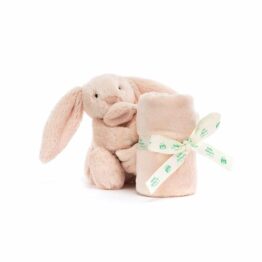 un doudou lapin rose avec sa mini couverture Jellycat, vue de face sur fond blanc