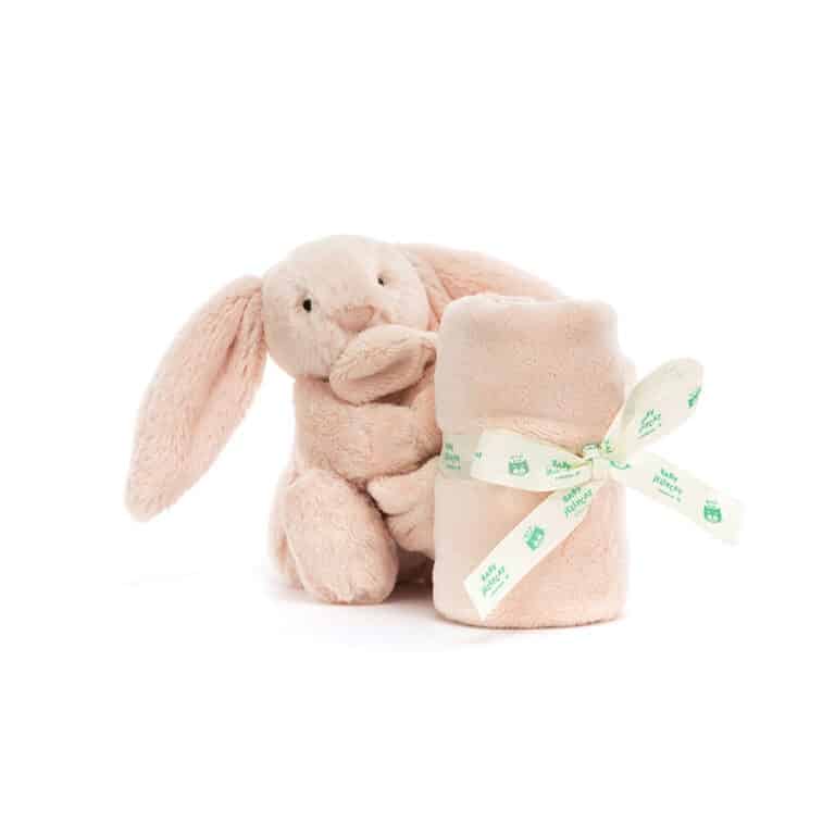 un doudou lapin rose avec sa mini couverture Jellycat, vue de face sur fond blanc