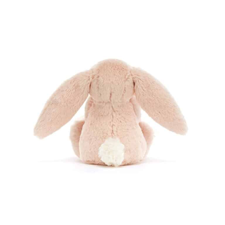 un doudou lapin rose avec sa mini couverture Jellycat, vue de derrière sur fond blanc