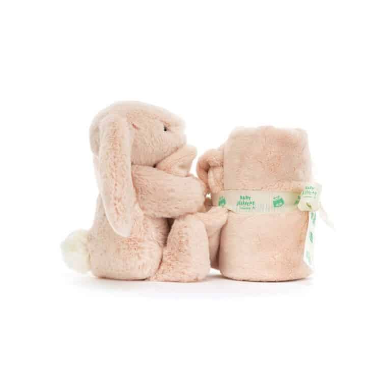 un doudou lapin rose avec sa mini couverture Jellycat, vue de côté sur fond blanc
