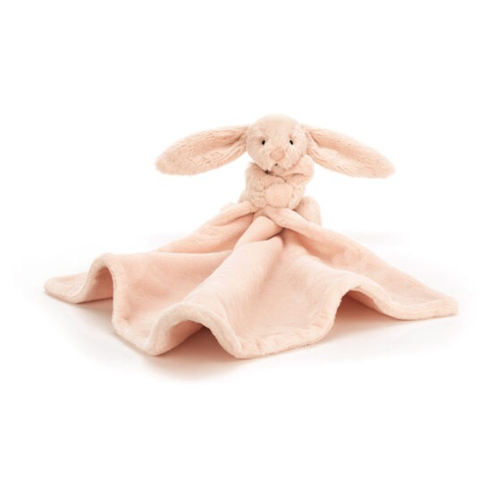 un doudou lapin rose avec sa mini couverture Jellycat, vue de face sur fond blanc