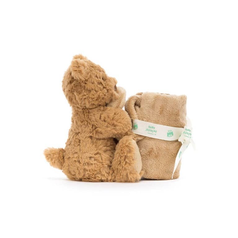 un doudou ours brun avec sa mini couverture Jellycat, vue de côté sur fond blanc