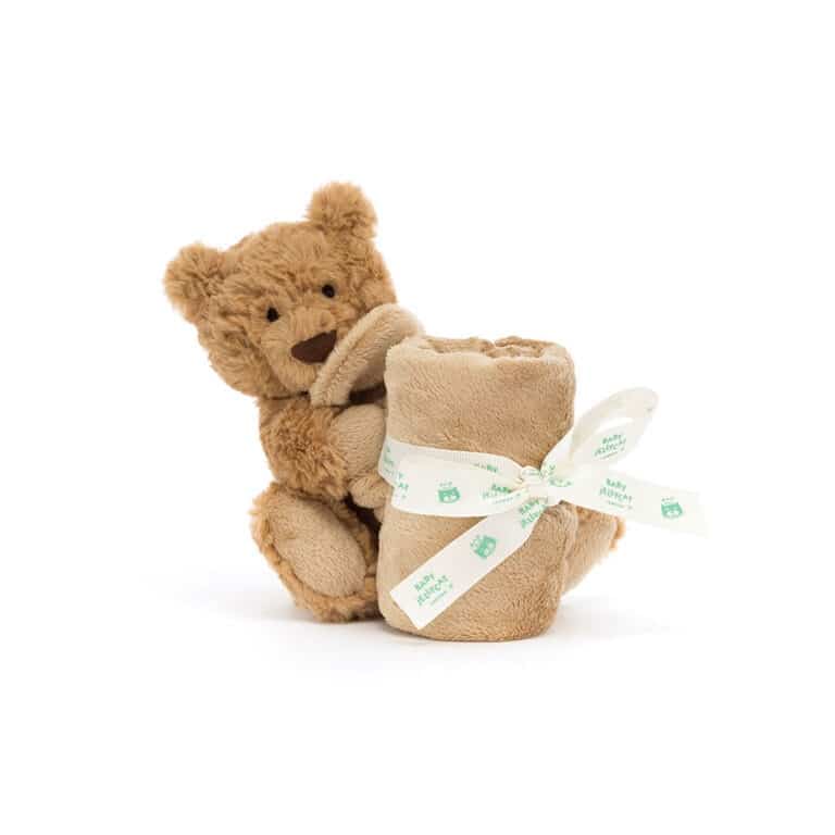 bartholomew-bear-soother un doudou ours brun avec sa mini couverture Jellycat, vue de face sur fond blanc