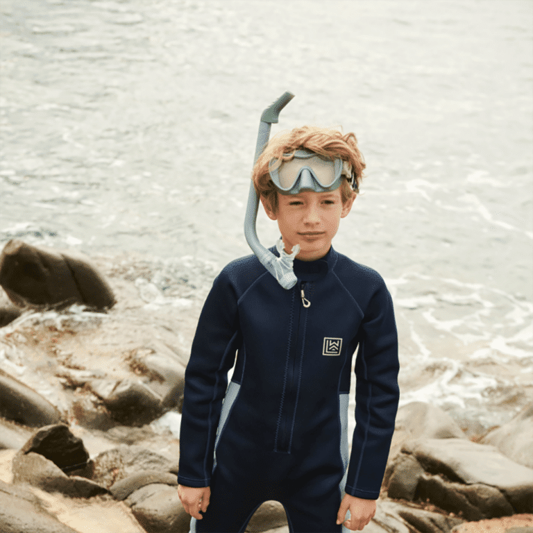 un ensemble masque et tube peppermint Liewood, portés