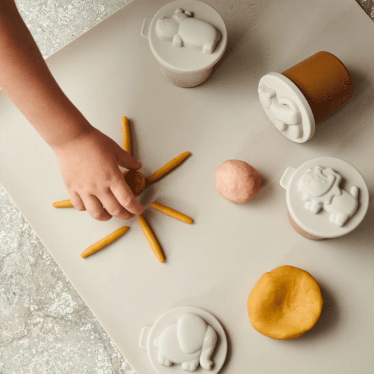 un coffret de 6 pots de pâtes à modeler Liewood, utilisée