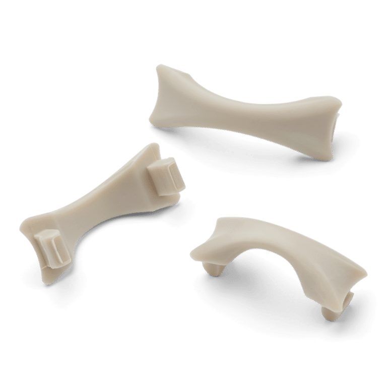 trois attaches pour les lunettes de natation Liewood, vue de face sur fond blanc