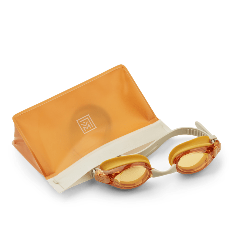 une paire de lunette de natation jaune Liewood, vue de face sur fond blanc