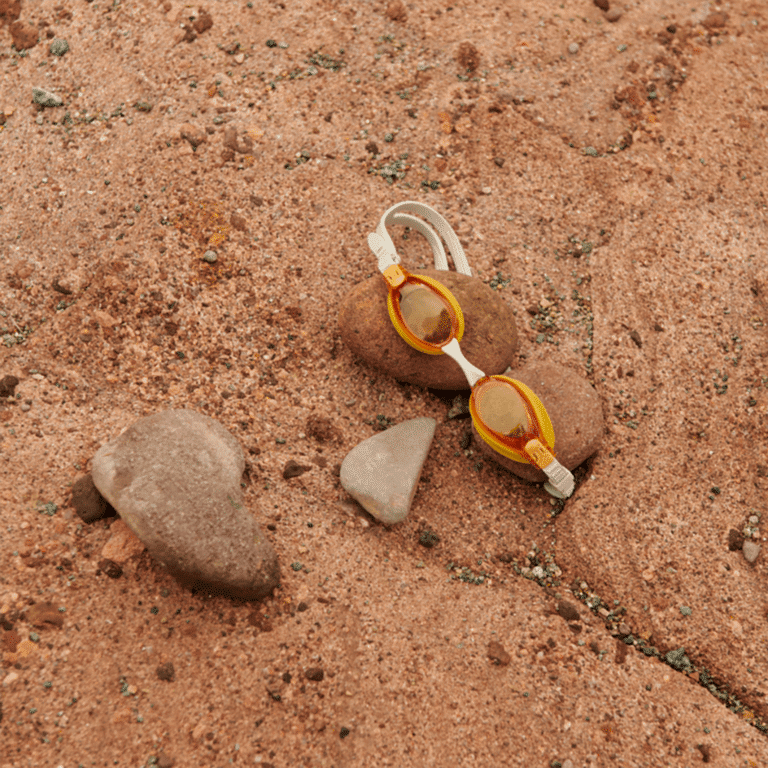 une paire de lunette de natation jaune Liewood, ambiance