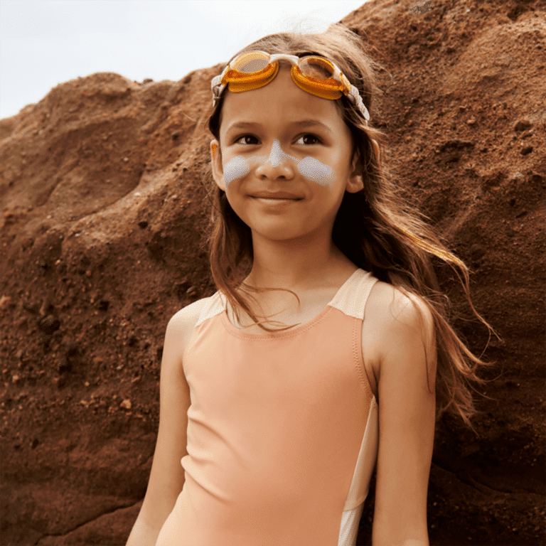 une paire de lunette de natation jaune Liewood, portée