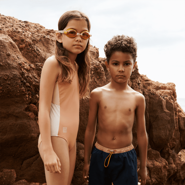 une paire de lunette de natation jaune Liewood, portée