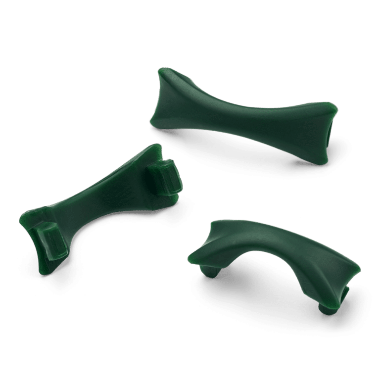 trois attaches pour les lunettes Liewood, vue de face sur fond blanc