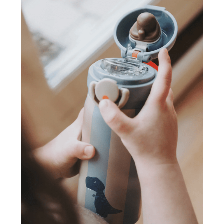 Cette gourde isotherme est vraiment jolie avec ses rayures et son petit dinosaure dessiné dessus.