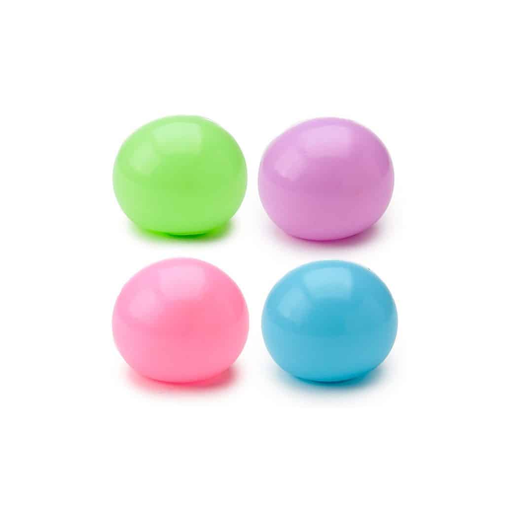 une balle anti-stress en maltose phosphorescente, vue de face sur fond blanc